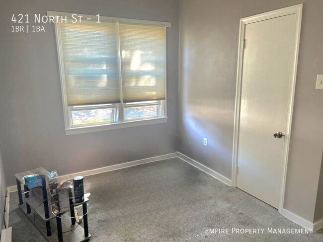 Building Photo - 1st Floor: 1 Bedroom / 1 Bathroom Apartmen...