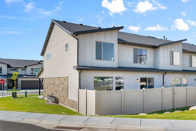 Building Photo - West Haven Townhouse 3 bedroom, 2.5 baths ...