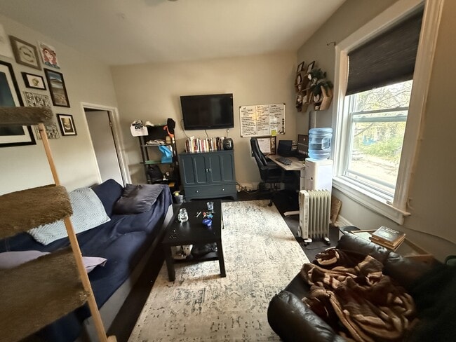 Building Photo - 129 Langside St