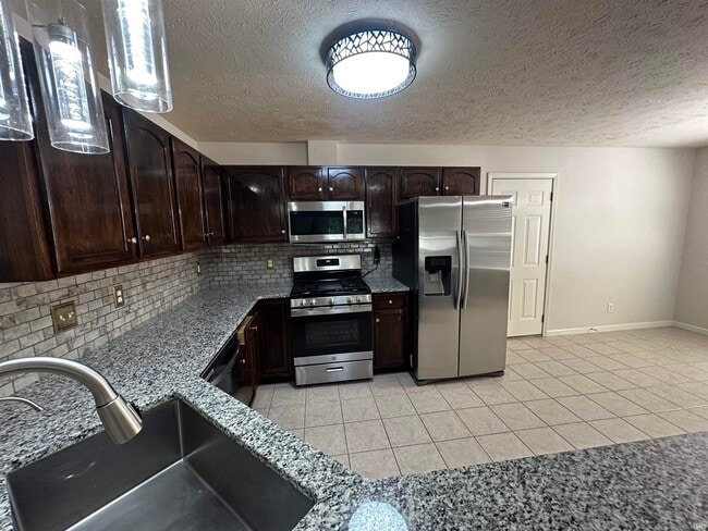 Building Photo - 10686 Fall Creek Dr