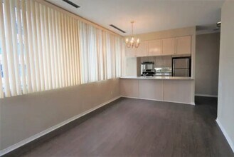 Building Photo - 555 Yonge St