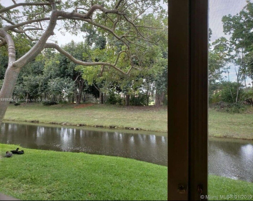 Foto principal - 227 Lakeview Dr