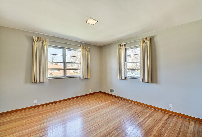 Building Photo - 1049 N Lesley Ave