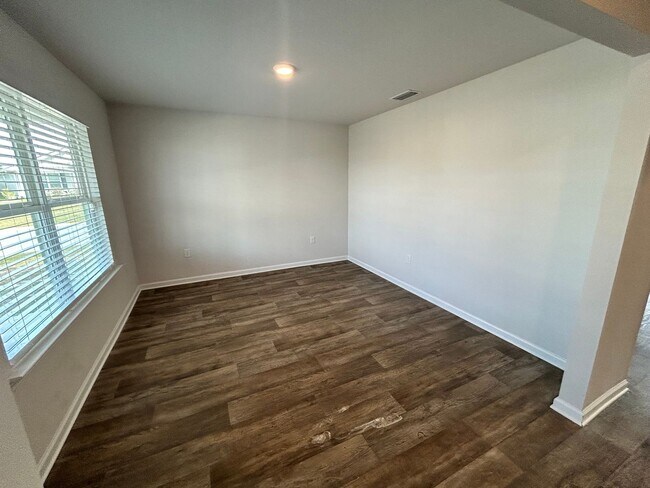 Building Photo - 5832 Viking Wy