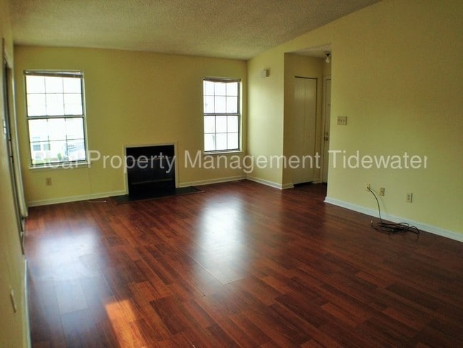 Building Photo - 503 Summit Ct