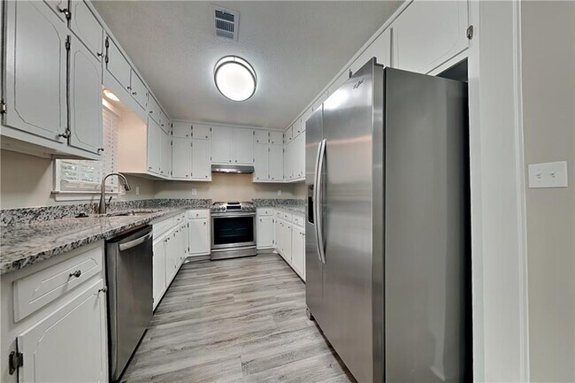 Foto del edificio - 1501 Willow Creek Ct