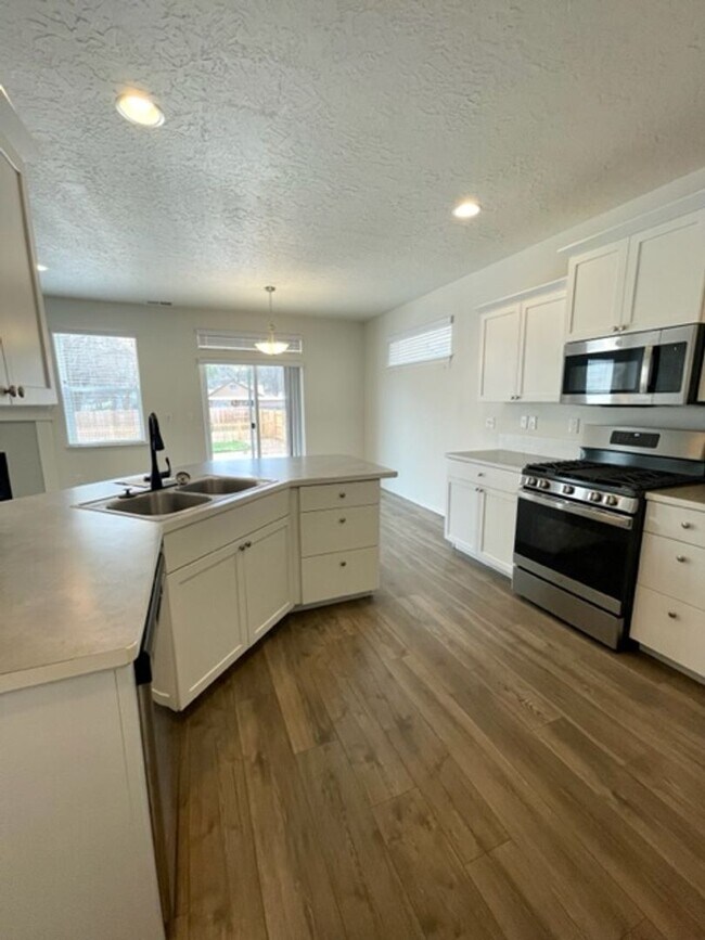 Building Photo - Beautiful like new 3 bedroom Hayden home in Prineville!