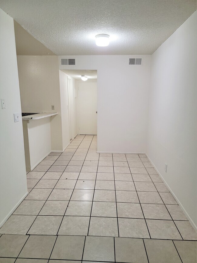 Building Photo - 505 W Berkeley Ct