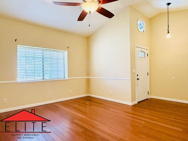 Foto del edificio - AVAILABLE NOW!!