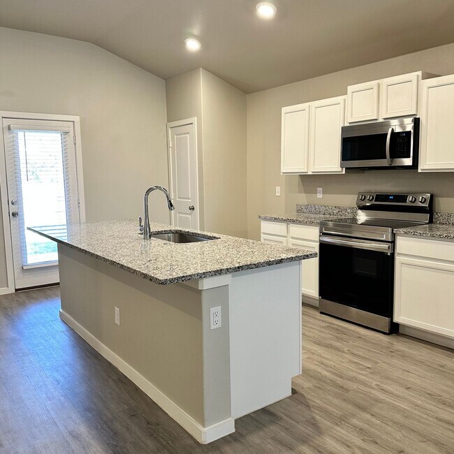 Building Photo - 3 Bedroom Home In Willow Bend!