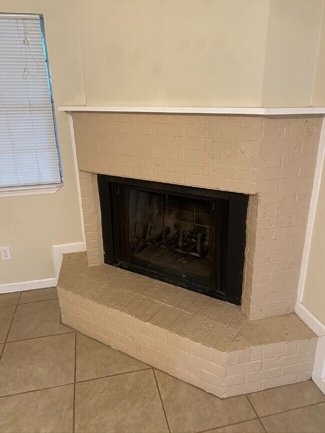 Foto del edificio - Gorgeous Two Bedroom With Fireplace & Vaulted Ceilings!