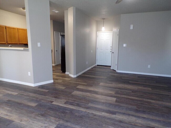 Foto del edificio - 5006 Parkwood Dr