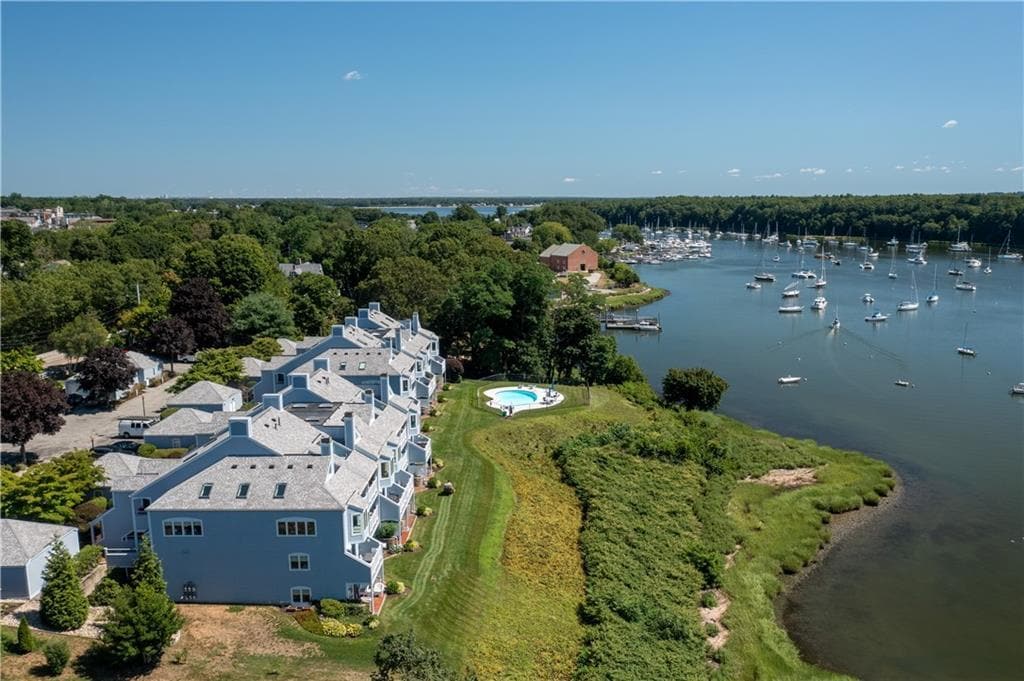 Primary Photo - 152 Crompton Ave