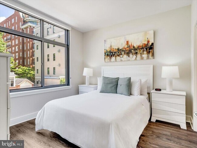 Foto del edificio - 4901 Montgomery Ln