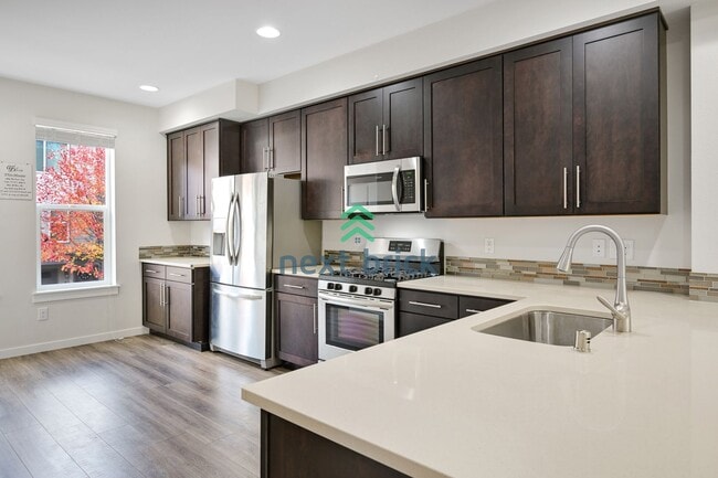 Building Photo - 2 BED & 2.5 BATH TOWNHOUSE FOR RENT