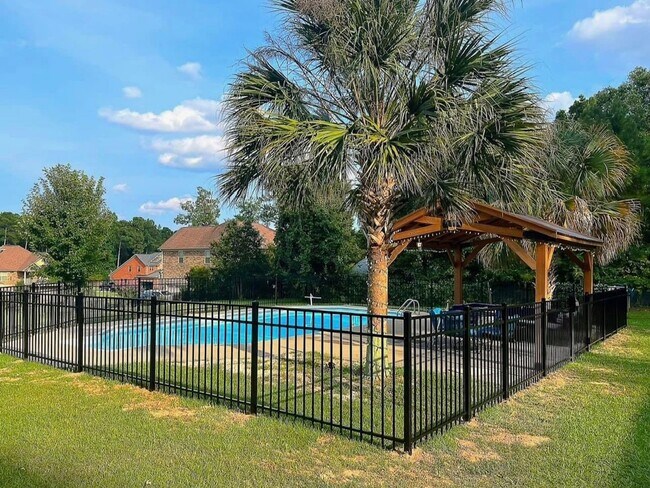 Building Photo - Stunning Home with an inground pool in Pre...