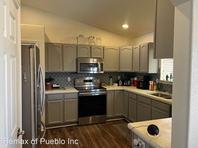 Building Photo - 5 br, 3 bath House - 650 E. McClave Dr.