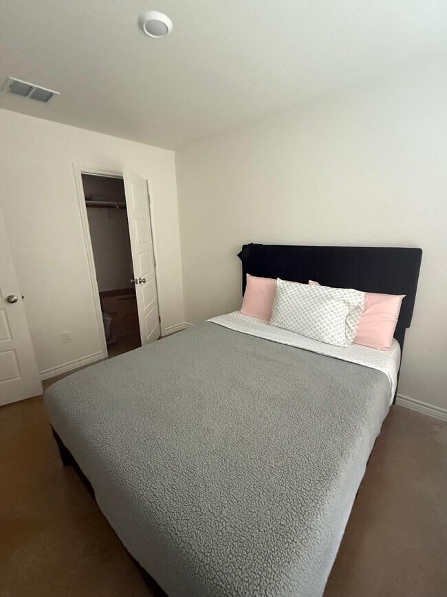 Foto del edificio - 1165 Lindsey Dr