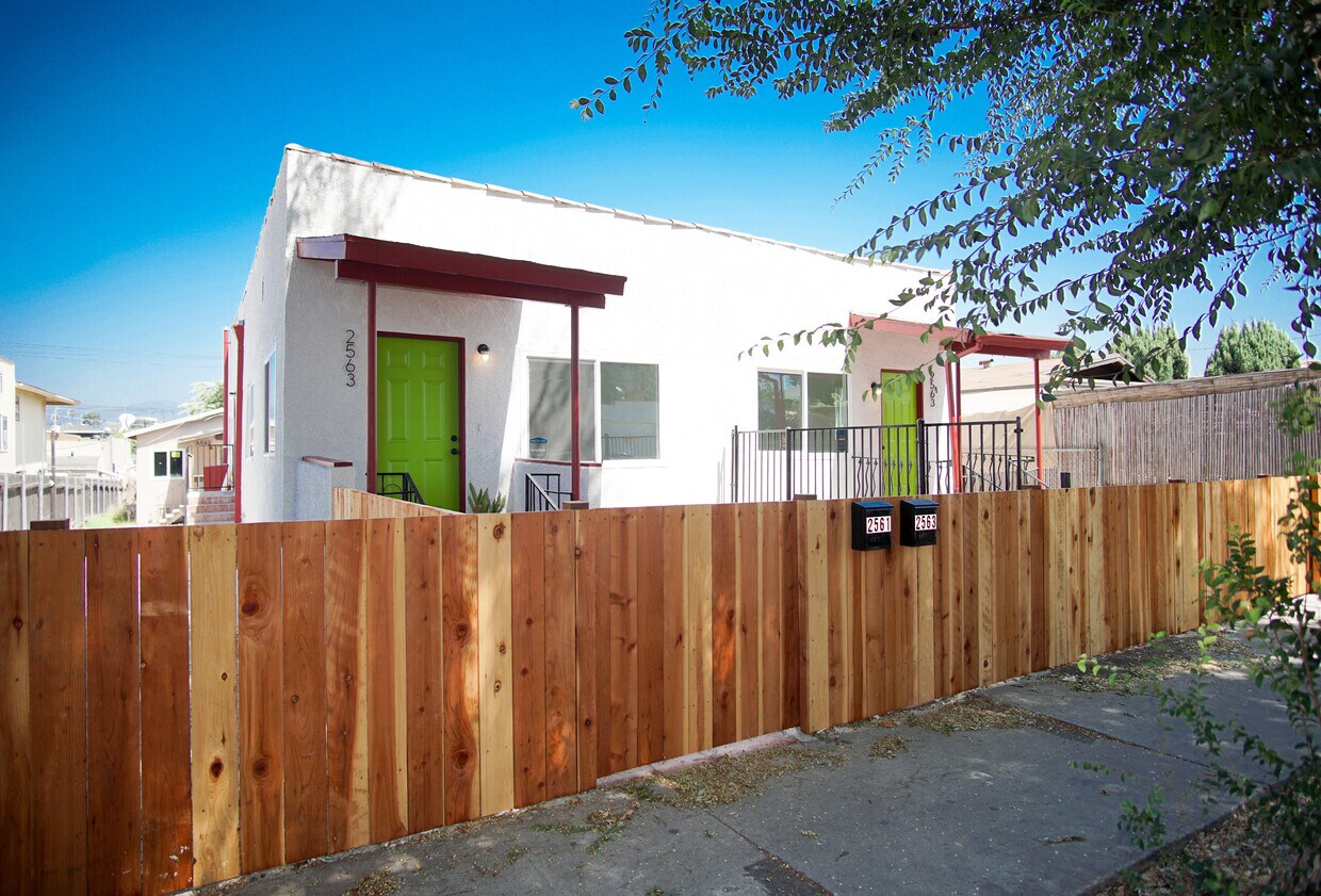 Foto principal - 2563 Ganahl St
