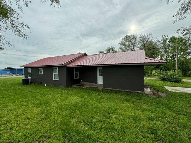 Building Photo - 2590 W Broadway St