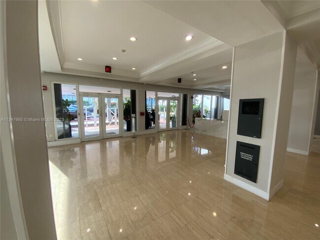 Foto del edificio - 1865 79th Street Causeway