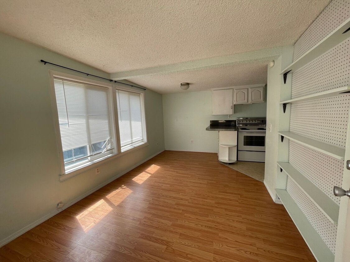 377 SE Ella St Unit 381, Roseburg, OR 97470 Room for Rent in Roseburg