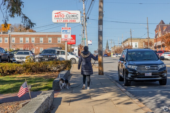 Rockland is a fantastic walkable neighborhood perfect for dog owners.