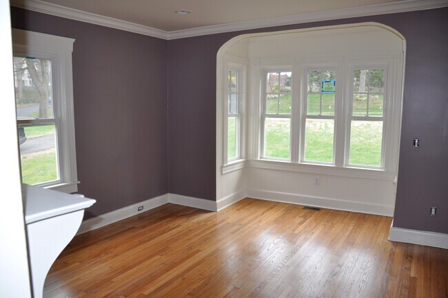 Living room/Bay window - 55 Mountain Ave