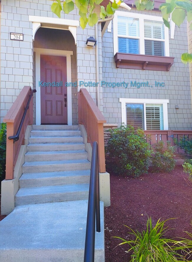 Foto del edificio - Immaculate 4 Bedroom, 3.5 Bath Townhome in Desirable Scotts Valley