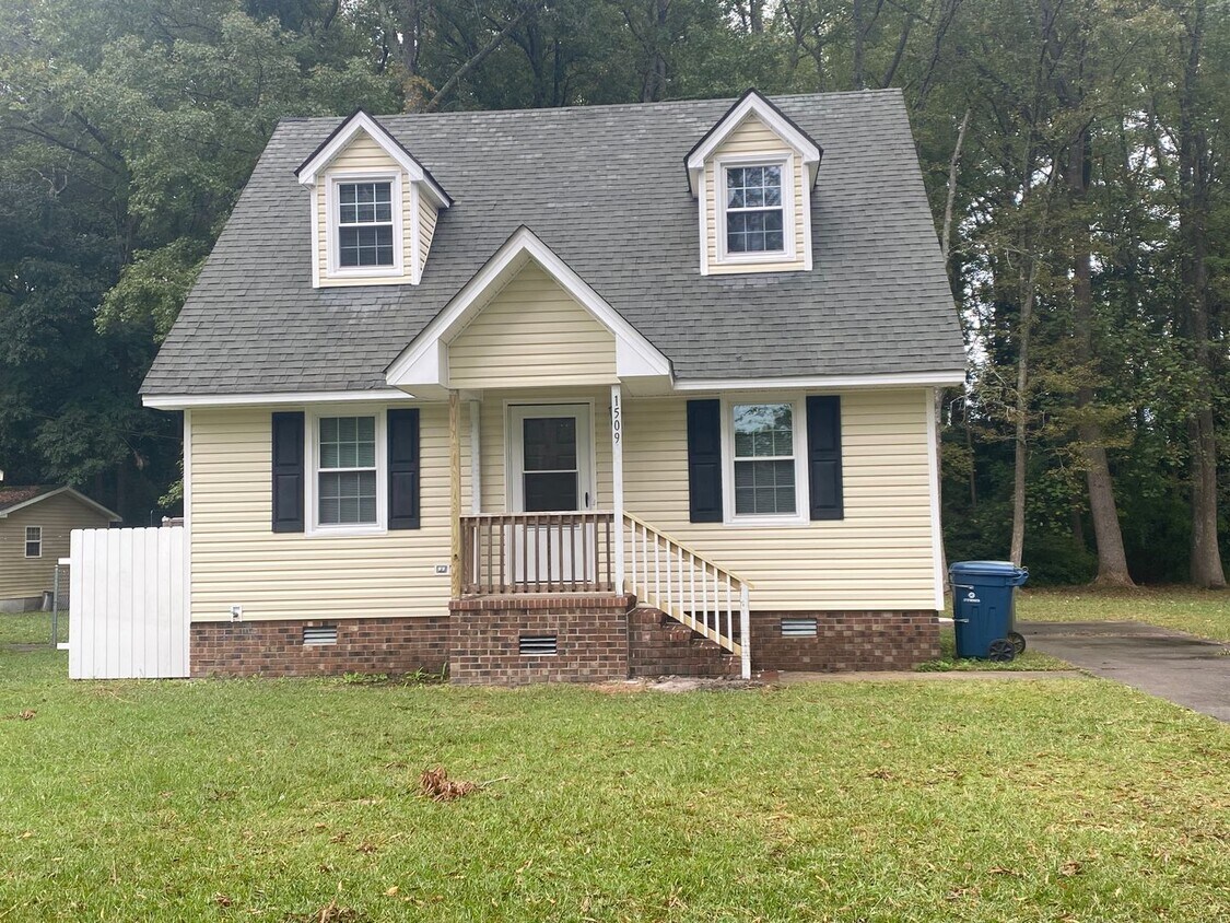 Primary Photo - Charming 3 bed 2 bath Cape Cod for rent