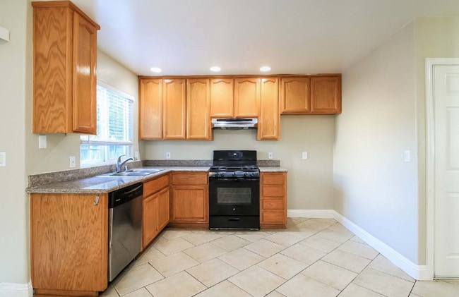 Building Photo - 4433 Bollenbacher Ave