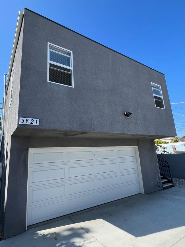ADU encima del garaje - 5821 Madden Ave
