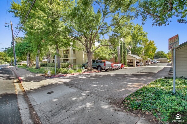 Building Photo - 2550 Oak Rd