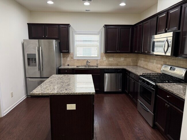 Foto del edificio - Master Bedroom on Main Floor