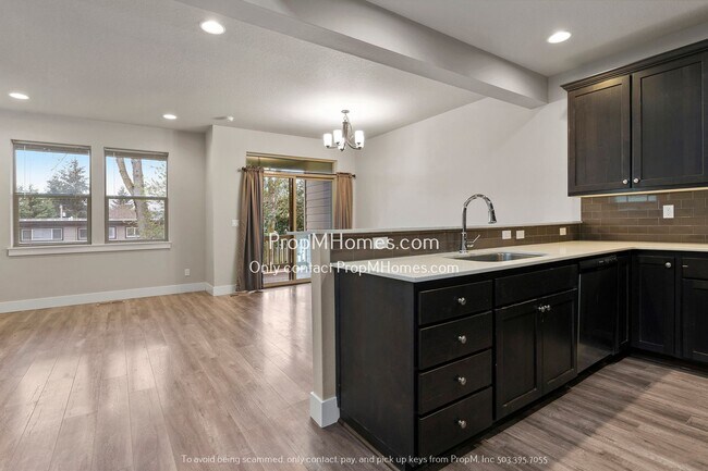 Foto del edificio - Terrific Milwaukie Three Bedroom Townhome - Close to Providence!