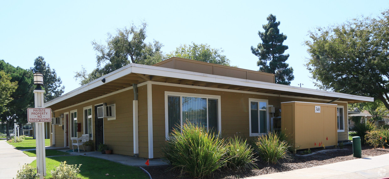 Foto del edificio - The Village Garden Senior Apartments