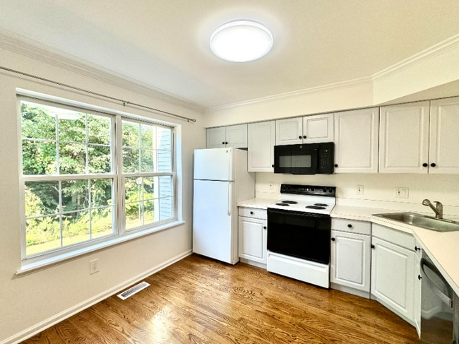 Building Photo - 73 Manorwood Dr