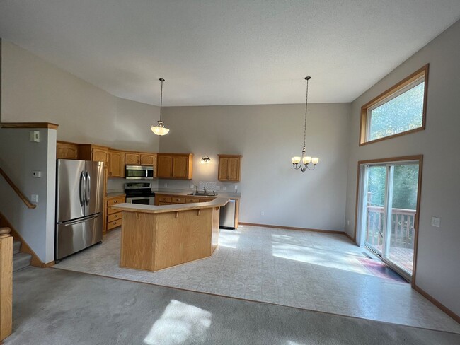 Building Photo - Large End Unit Townhome Available Mid Apri...