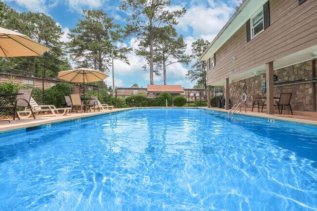 Relájese en la acogedora piscina de Guest House, rodeado de exuberantes paisajes y sol. Disfrute de la combinación perfecta de comodidad y vida comunitaria. ¡Programe una visita hoy mismo y descubra por qué este es el lugar ideal para llamar hogar! - Guest House