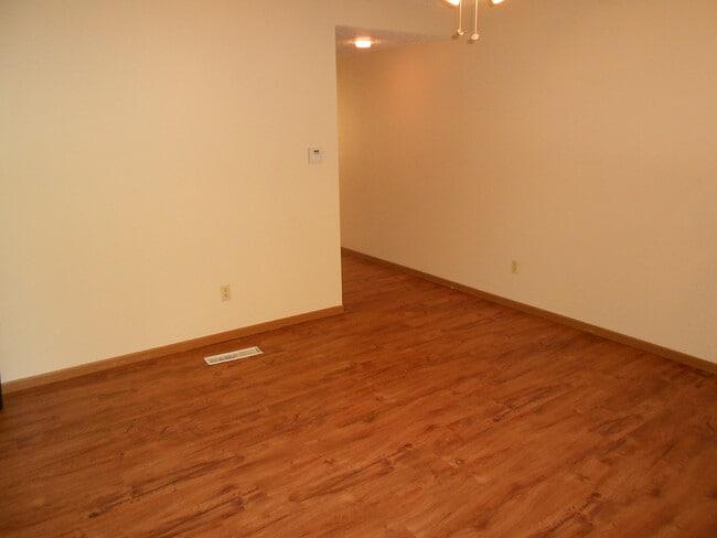 Building Photo - 420 6th Ave