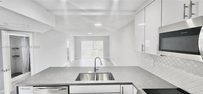 Building Photo - 8040 N Colony Cir