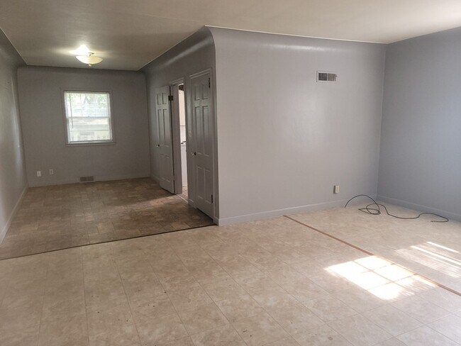 Building Photo - Two bedroom one bathroom house with single...