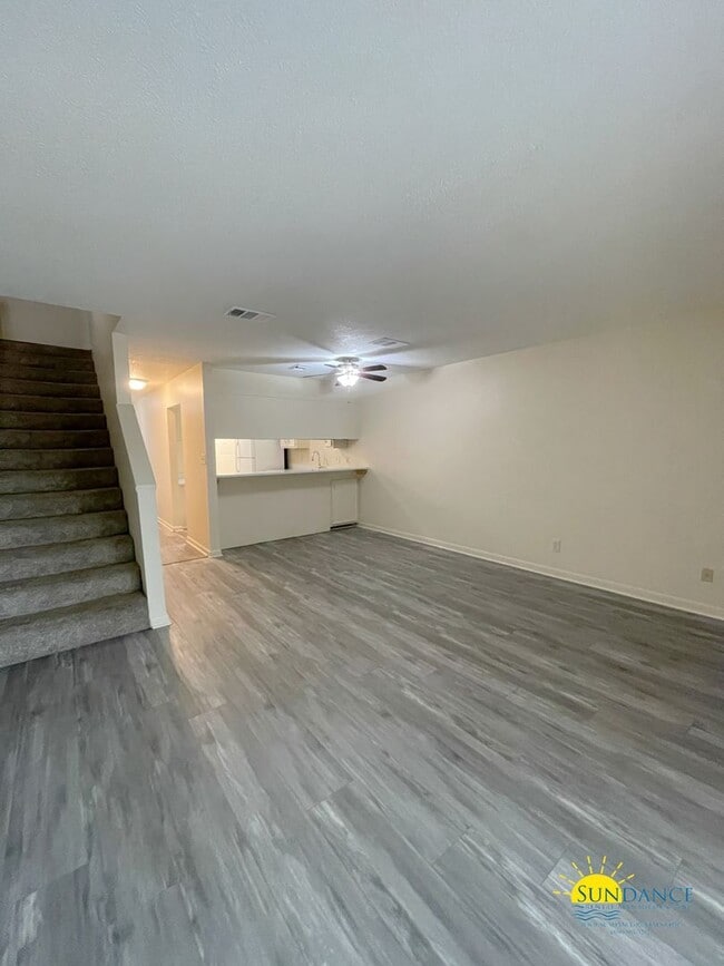Foto del edificio - Great Centrally Located 2 Bedroom Townhous...