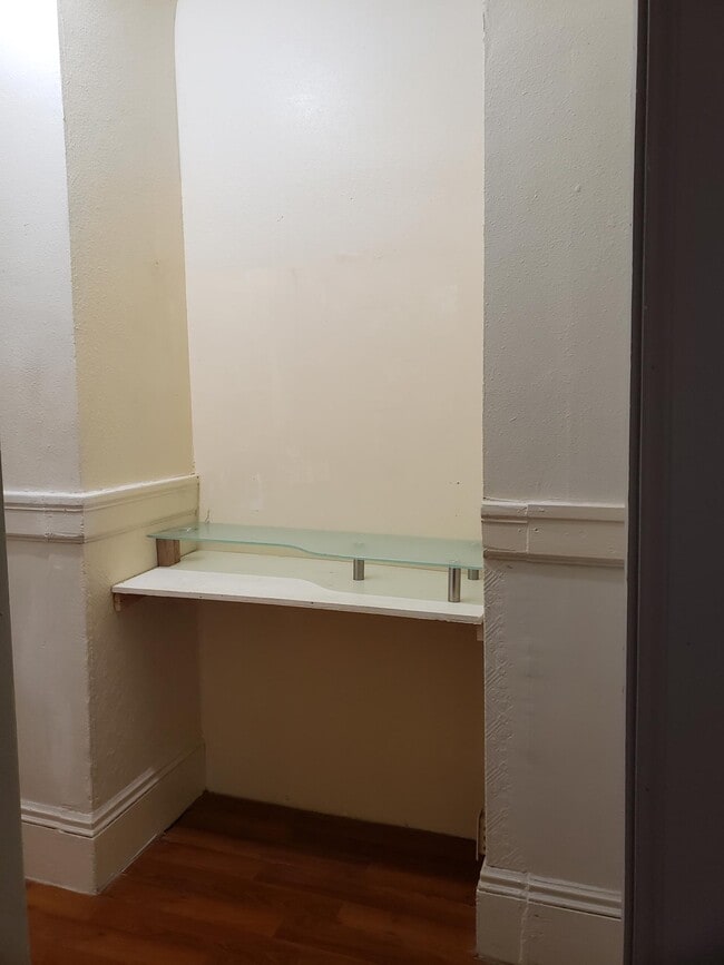 Apt 3 Desk Nook - 426 - 428 26th St