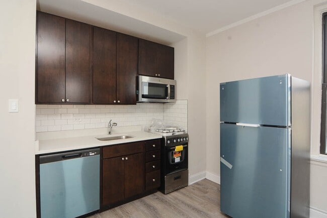 Building Photo - 3335 W Diversey Ave