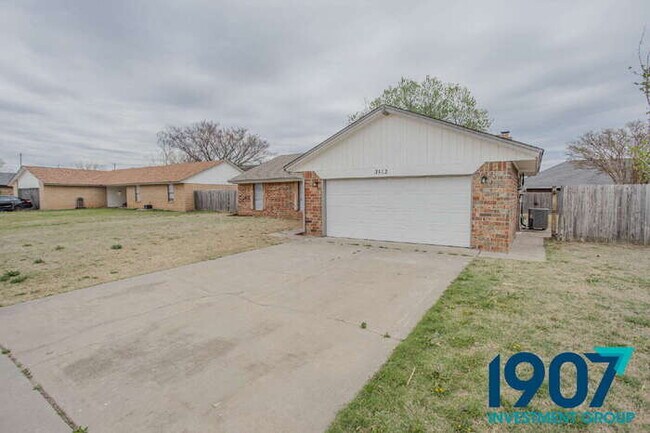 Foto del edificio - Charming Brick Home with Modern Updates and Large Backyard in Moore!