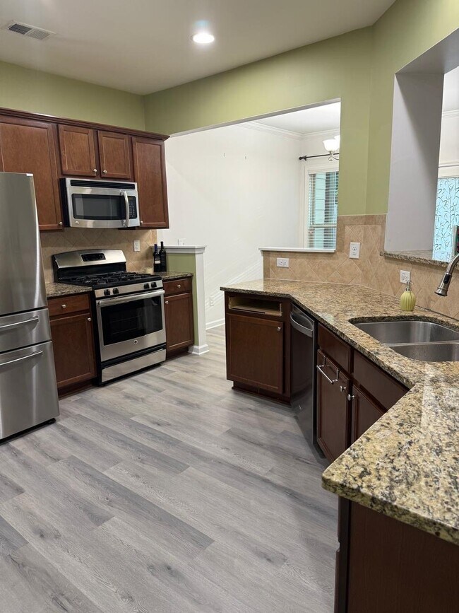 Building Photo - 2124 Greencrest Cir