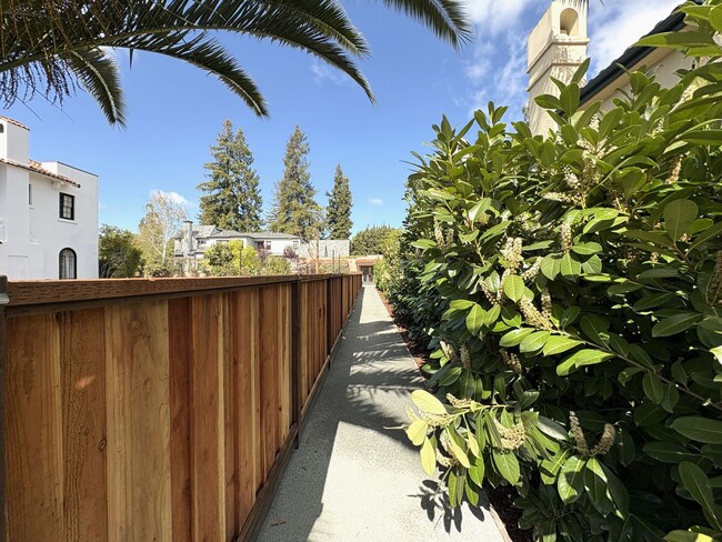 Building Photo - Newly Remodeled Cottage in Crescent Park A...