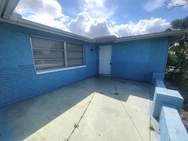 Foto del edificio - 10920 Oakdale Ave