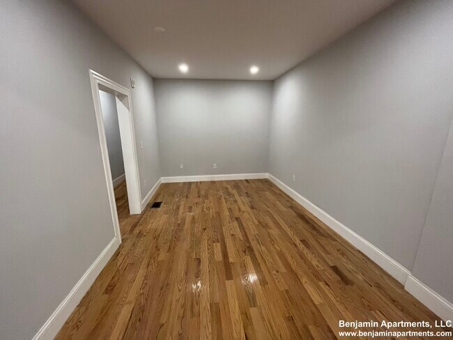 Building Photo - 374 Oxford St